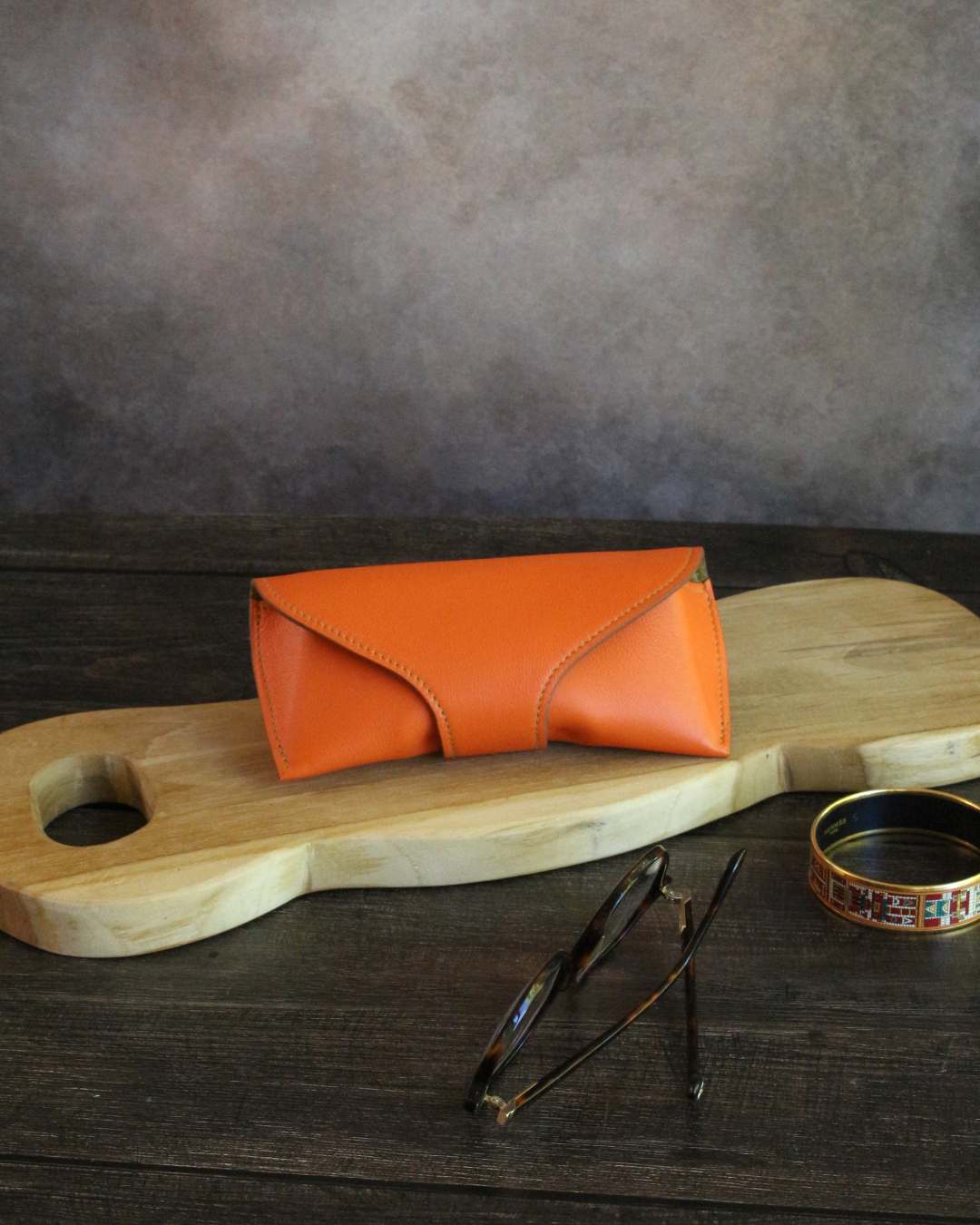Etui-pour-lunettes-en-cuir-orange Etui à lunettes en cuir orange doublé en cuir d'agneau vert olive couture contrastée