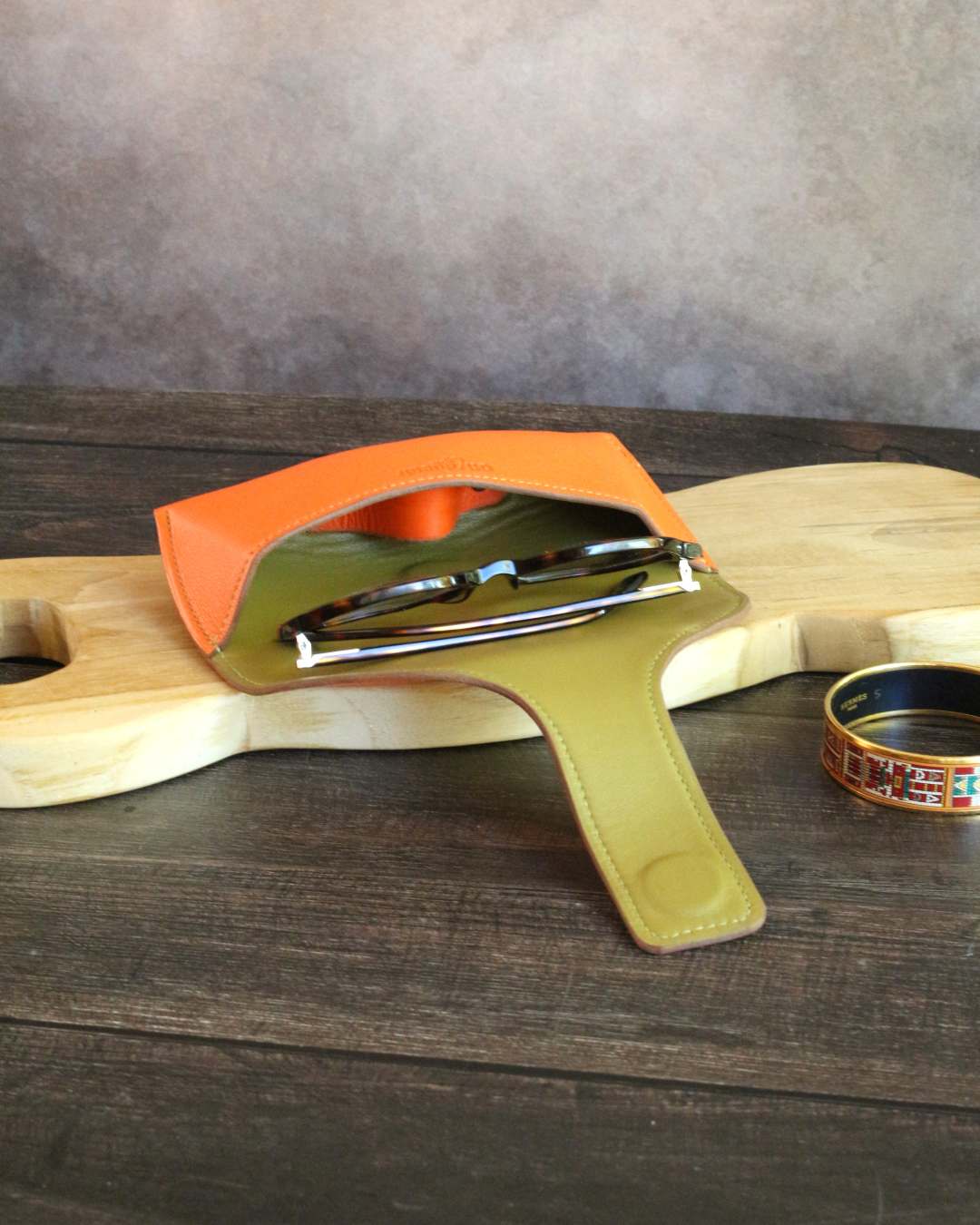 Etui-pour-lunettes-orange-vert Etui à lunettes en cuir orange intérieur vert avec repose nez en cuir à tannage végétale