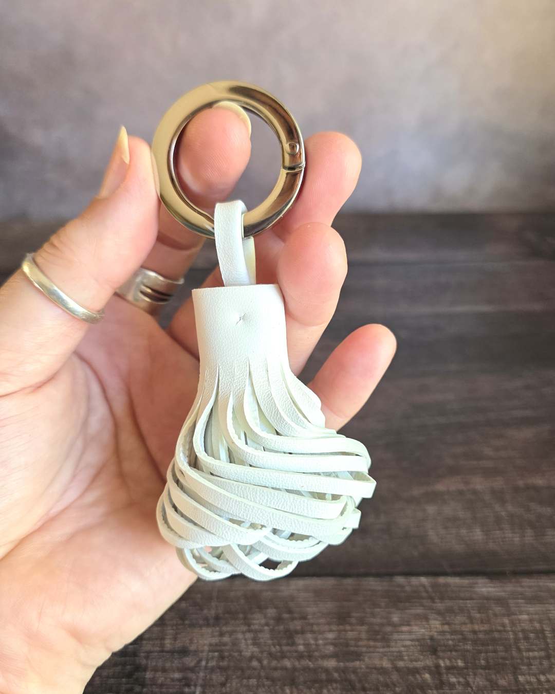Pompon-enc-cuir-blanc pompon en cuir blanc avec anneau ouvert pour porte clé