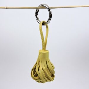 Pompon porte clef décoration sac main maroquinerie Lyon cuir jaune accessoire