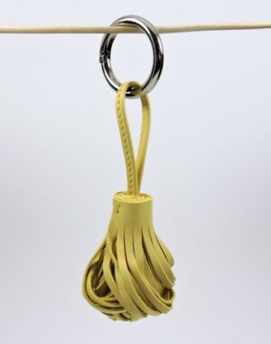 Pompon porte clef décoration sac main maroquinerie Lyon cuir jaune accessoire