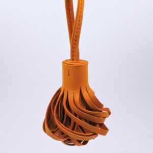 Pompon porte clef décoration sac main maroquinerie Lyon cuir jaune orange accessoire