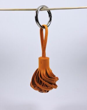 Pompon porte clef décoration sac main maroquinerie Lyon cuir jaune orange