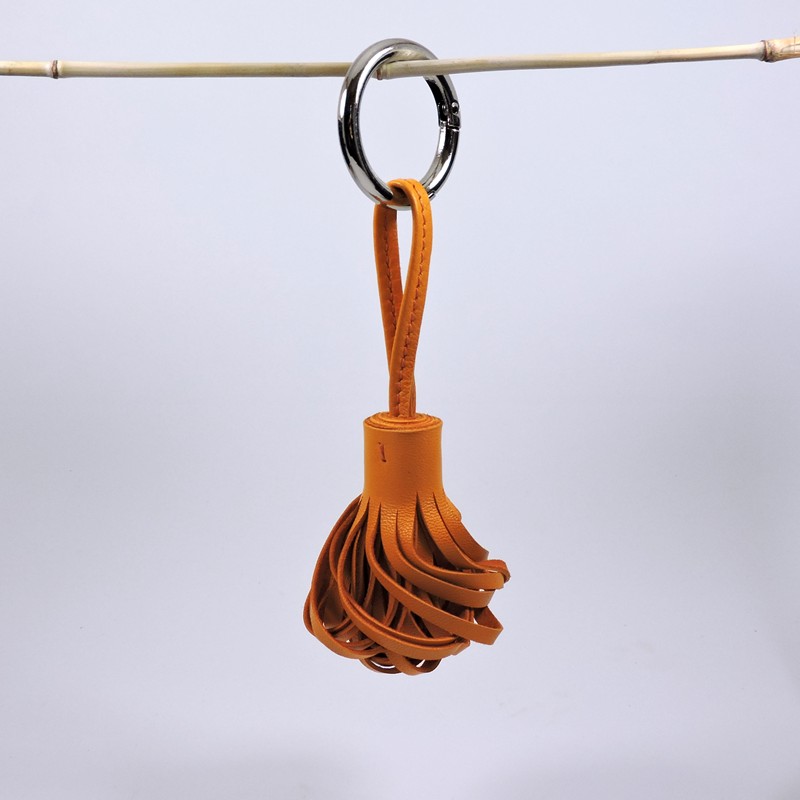 Pompon porte clef décoration sac main maroquinerie Lyon cuir jaune orange