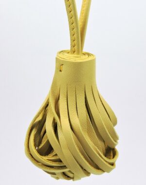 Pompon porte clef décoration sac main maroquinerie Lyon cuir jaune