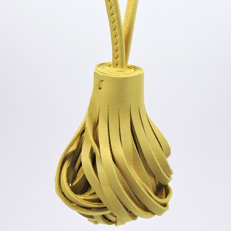 Pompon porte clef décoration sac main maroquinerie Lyon cuir jaune