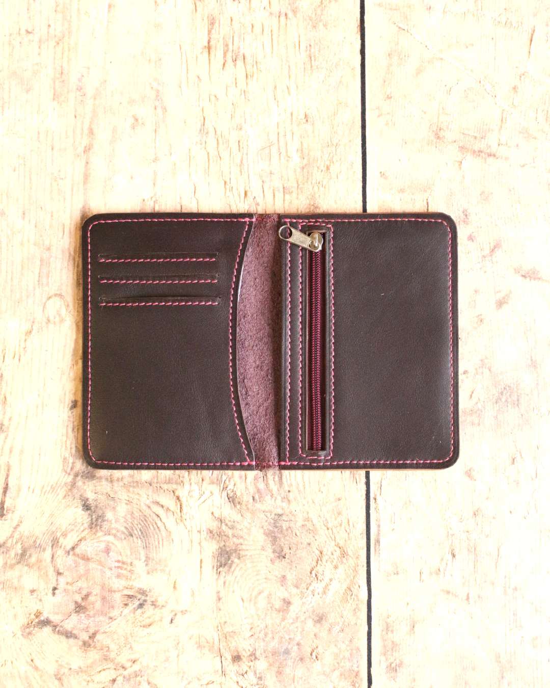 Porte-cartes-pour-femme-en-cuir-prune-fuchsia Porte cartes pour femme en cuir prune cousu fuchsia avec une partie monnaie fermée par une fermeture éclair