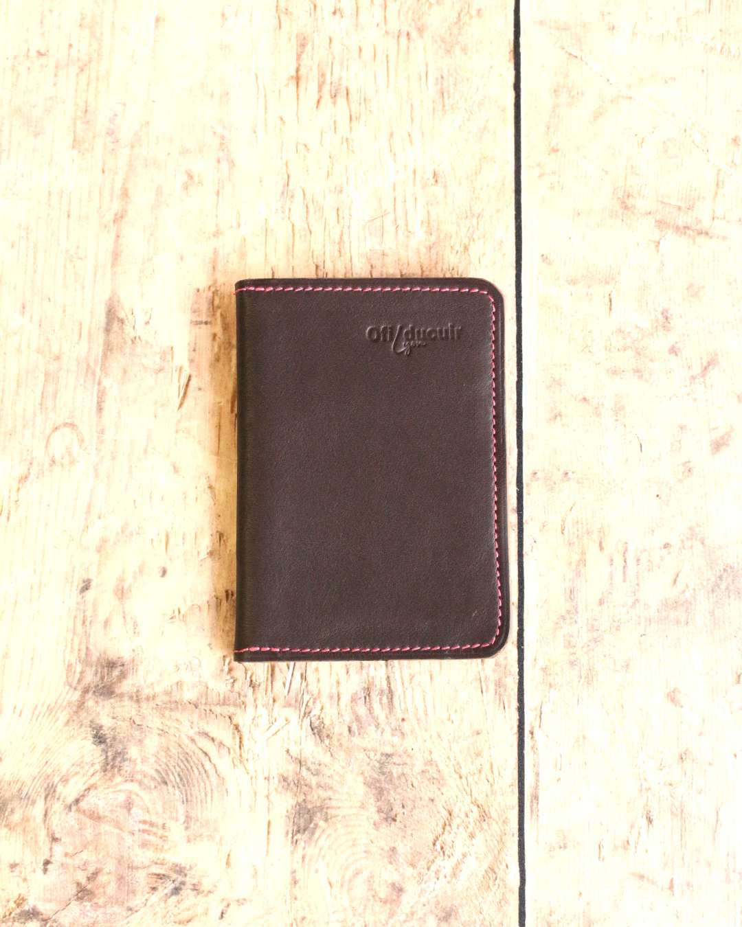 Porte-cartes-pour-femme-en-cuir-prune Porte cartes en cuir pleine fleur prune cousu avec un fil fuchsia