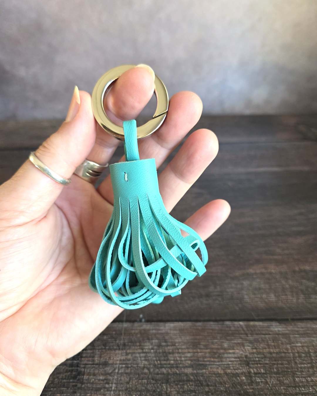 Porte-cles-en-cuir-vert-sac-a-main Porte clés en cuir vert pour sac à main