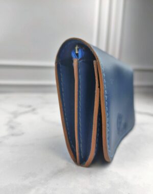 Porte monnaie en cuir lisse bleu fait à la main en France