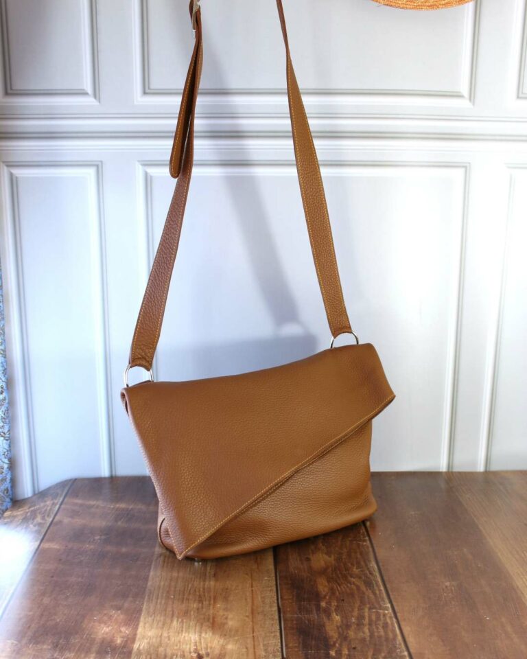 Sac besace en cuir veau grainé kamel avec une bandoulière en cuir pour le porter en bandoulière ou à l'épaule