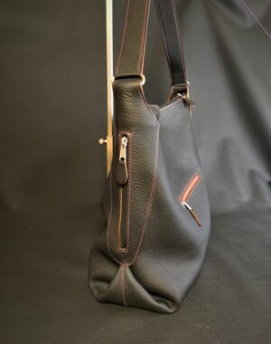 Un sac à main grand format en cuir grainé noir souple et ses 3 poches extérieures