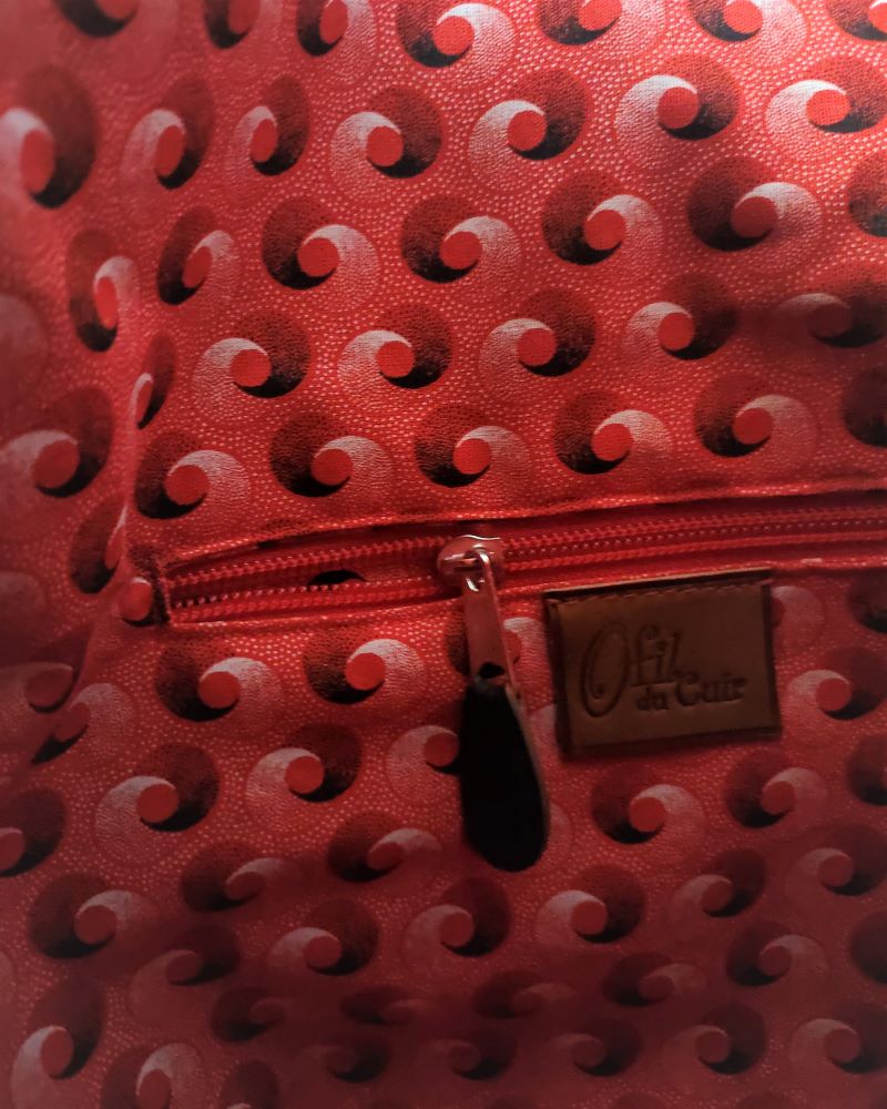 Un sac à main grand format en cuir grainé noir souple et son tissu africain rouge 100% coton
