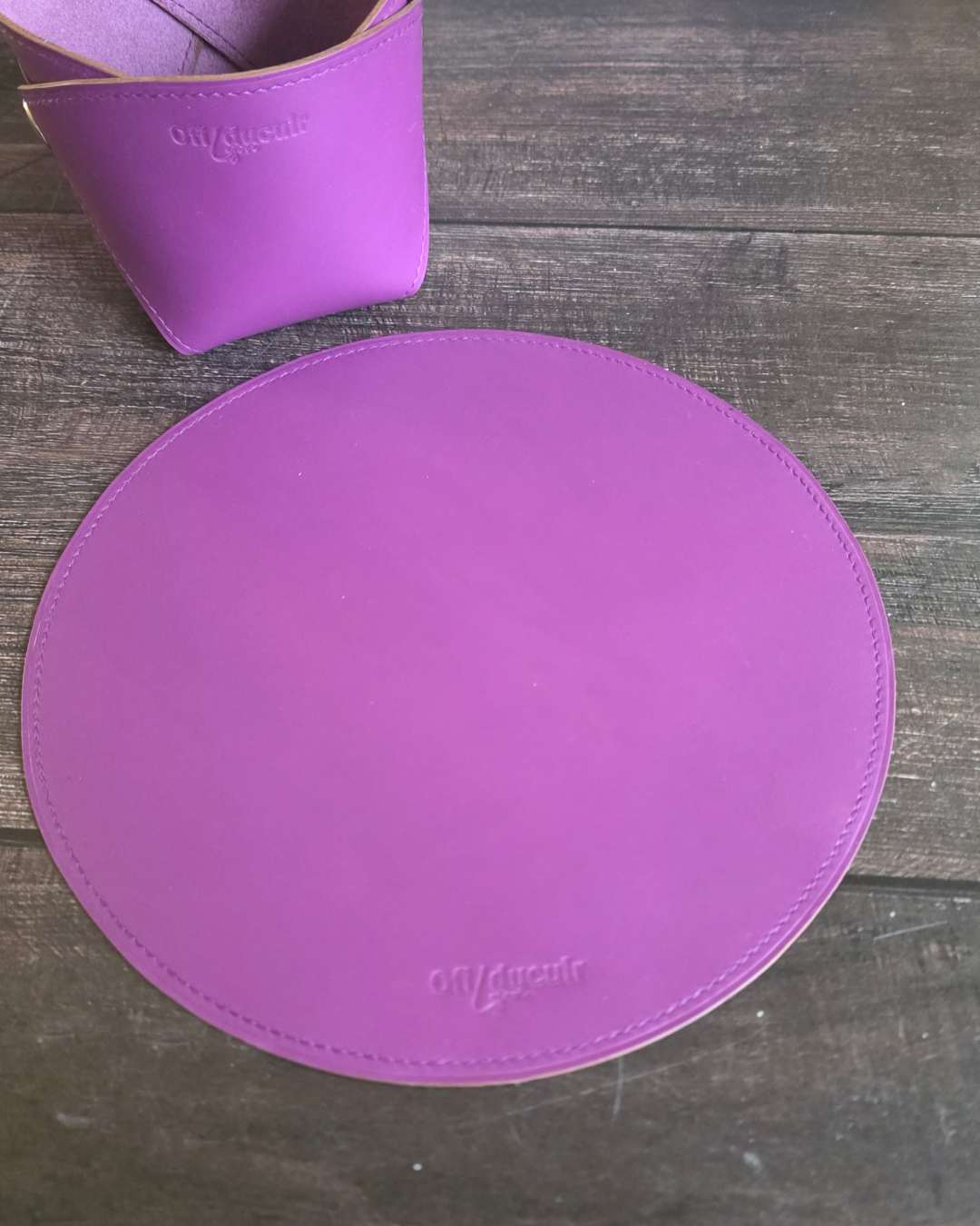Tapis-de-souris-en-cuir-violet Tapis de souris en cuir violet cousu ton sur ton