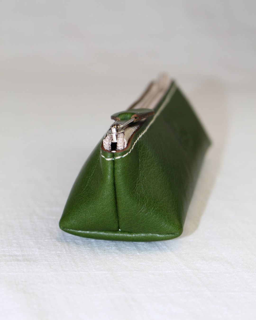 Trousse de sac à main en cuir pour crayons ou maquillage fabriquée en cuir vert à Mornant