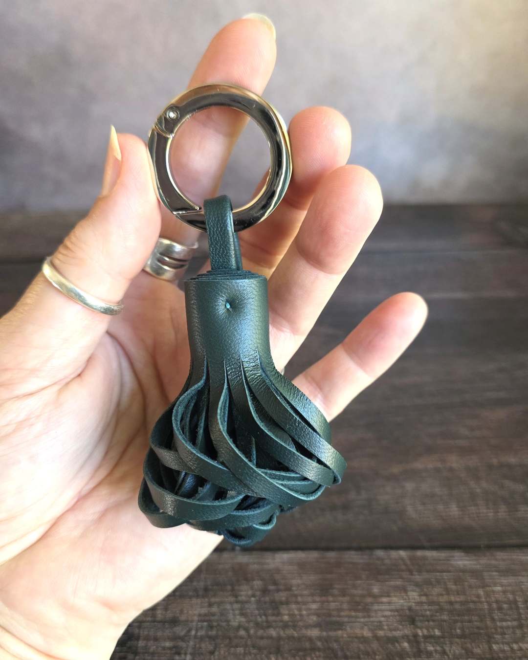 pompon-porte-clef-en-cuir-vert Porte clés en cuir sous forme de pompon torsadé vert