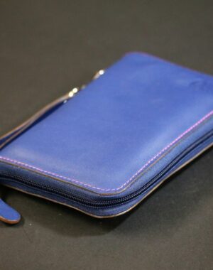 Compagnon cuir bleu sur mesure personnalisable maroquinerie accessoires cartes bancaire fidélités chéquier femme sac à main lyon ofilducuir