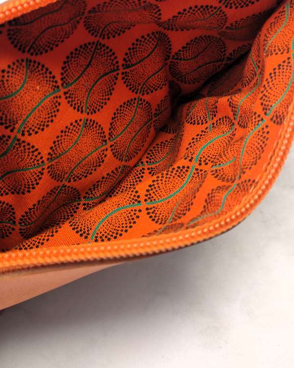 pochette cuir orange doublée en tissus africain