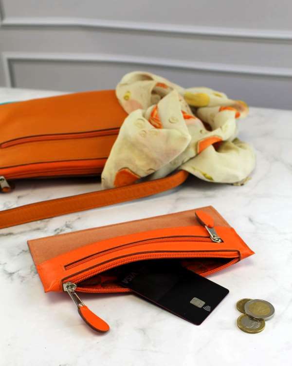 Pochette cuir orange pour ranger carte grise, permis de conduire monnaie maroquinerie fabriquée à Lyon