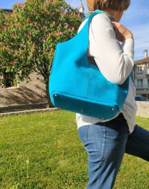 Sac à main en cuir nubuck bleu se portant à l'épaule