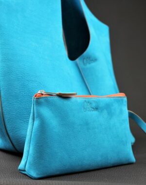 Sac à main en cuir nubuck bleu et sa pochette pour ranger ses papiers