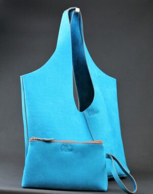 Sac à main en cuir nubuck bleu turquoise et sa pochette attachée au sac avec une dragonne