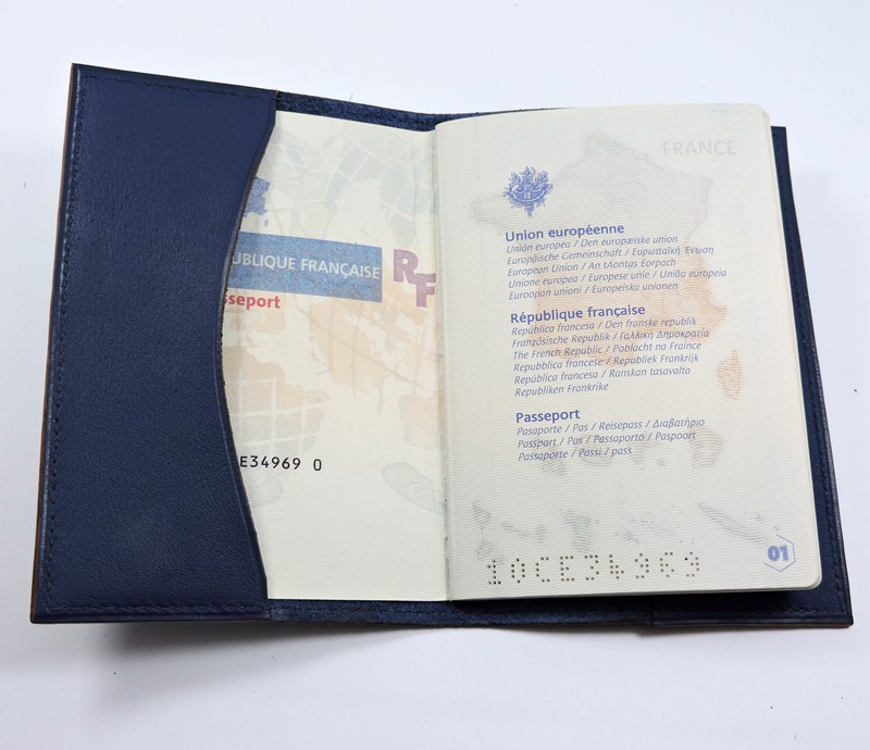 Alaskan MAKER Protège-Passeport Cuir Pleine Fleur PASSENGER – RFID, Tirette Pull-Out, Compartiment SIM, Design Topographique (Wood)