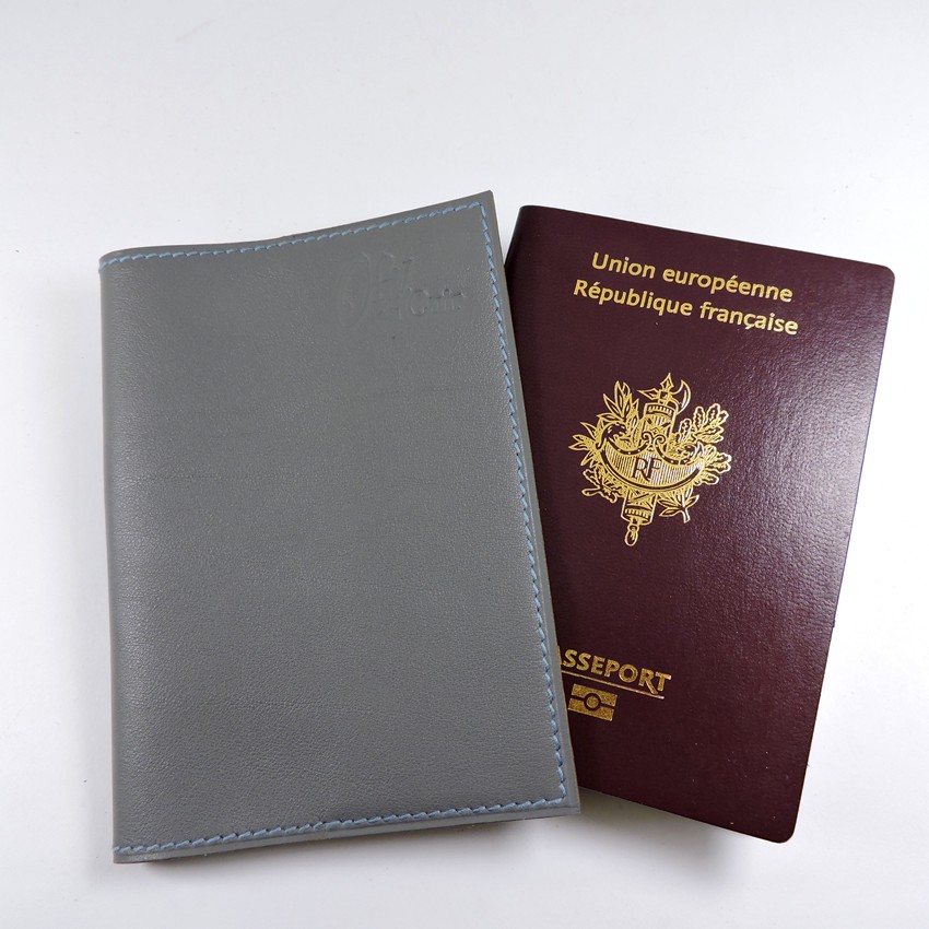 Étui en cuir gravé pour porte-passeport