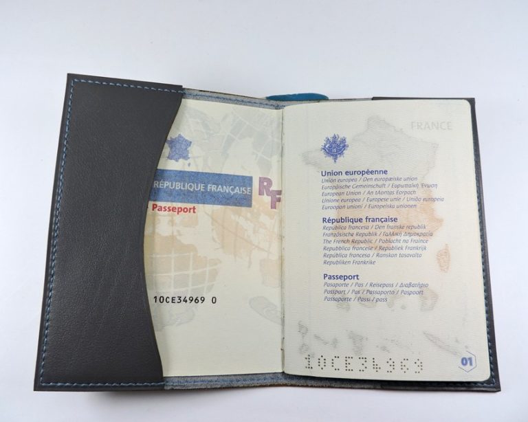 Protège passeport voyage cuir gris maroquinerie
