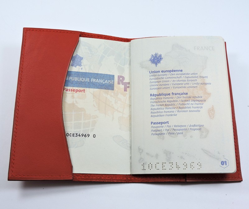 Protège passeport voyage cuir rouge orangé maroquinerie