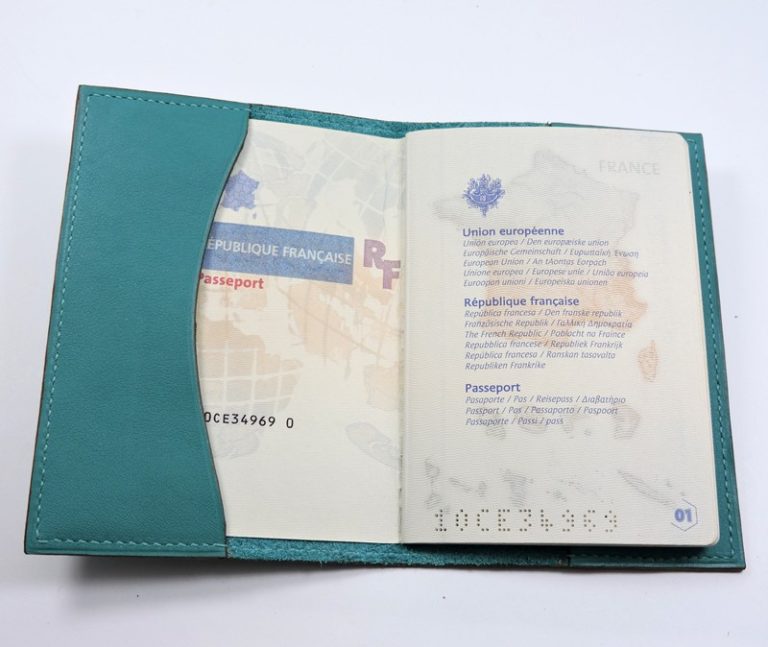 Protège passeport voyage cuir vert maroquinerie