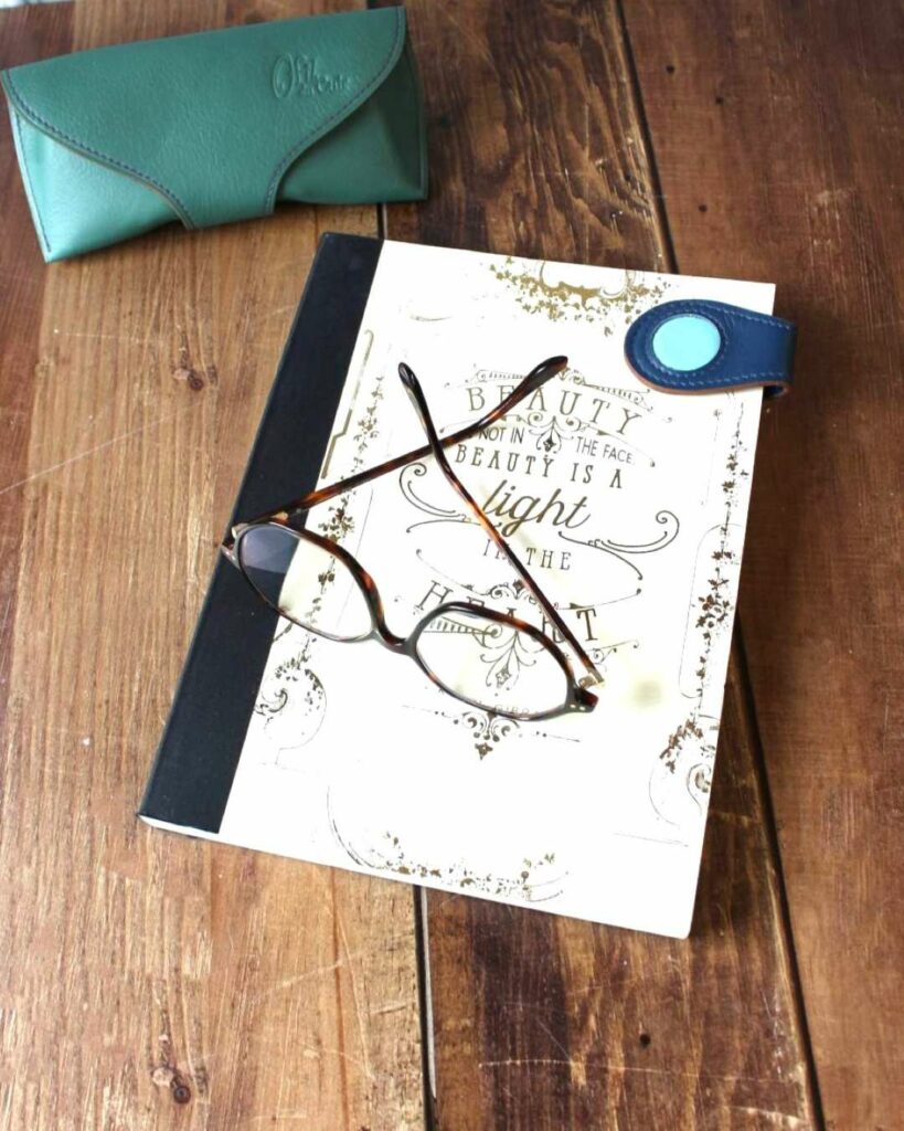 Marque page en cuir magnétique pour livre