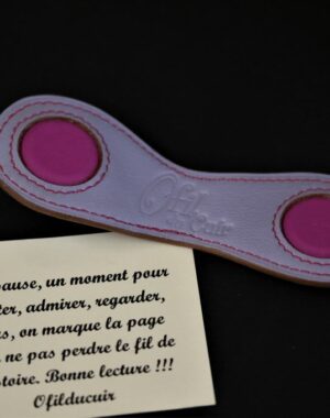 Marque page cuir mauve magnétique ofilducuir