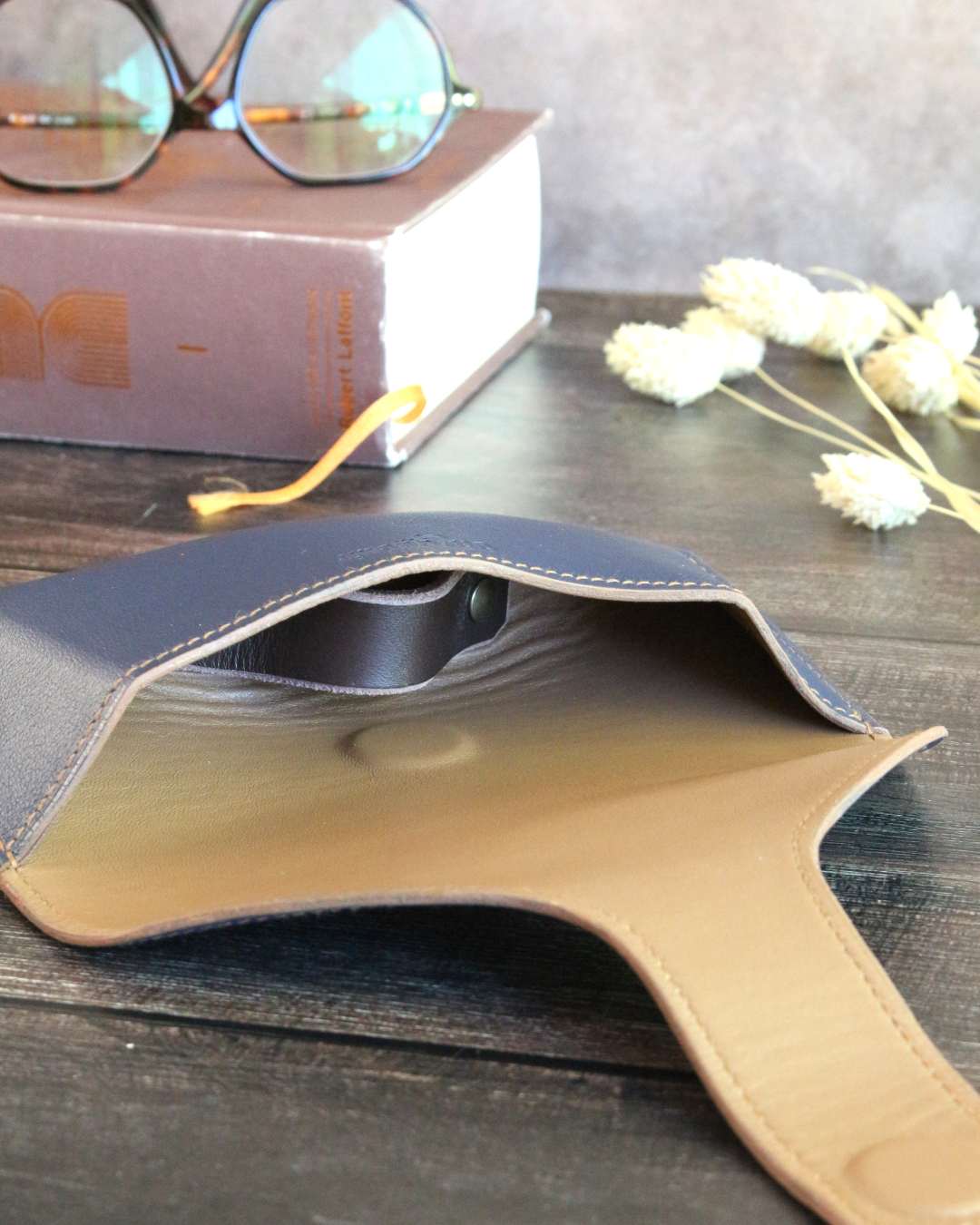 Etui-a-lunettes-double-cuir-marron Etui à lunettes en cuir bleu doublé en cuir d'agneau marron avec un repose nez en cuir végétal