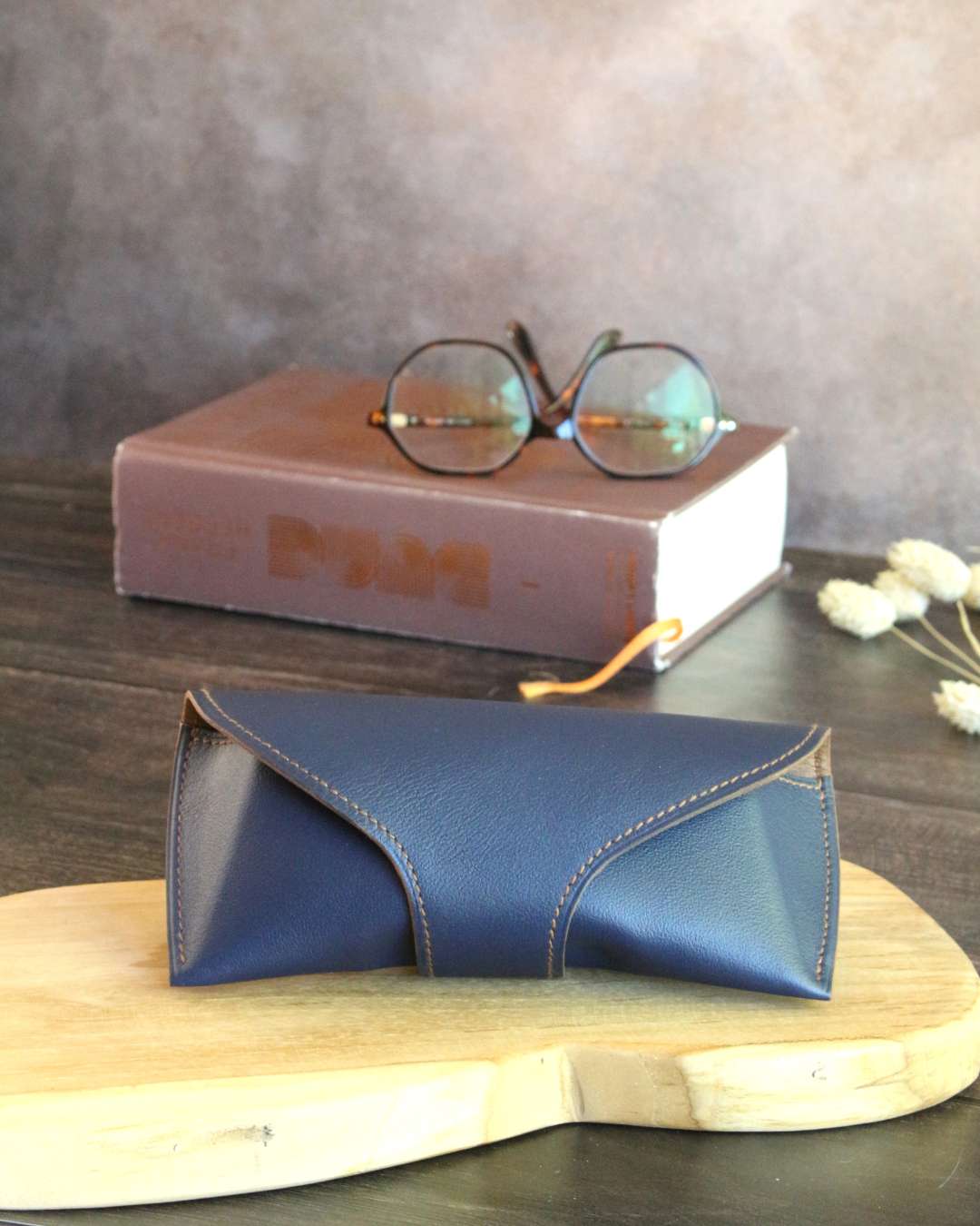Etui-a-lunettes-en-cuir-bleu-marine Etui à lunettes en cuir bleu marine intérieur en cuir marron