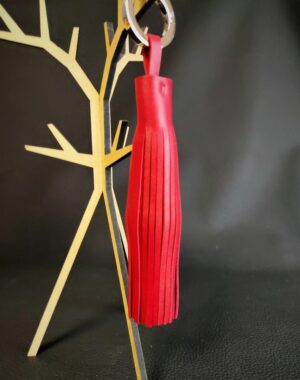 Pompon en cuir rouge un accessoire de sac à main bijou de sac