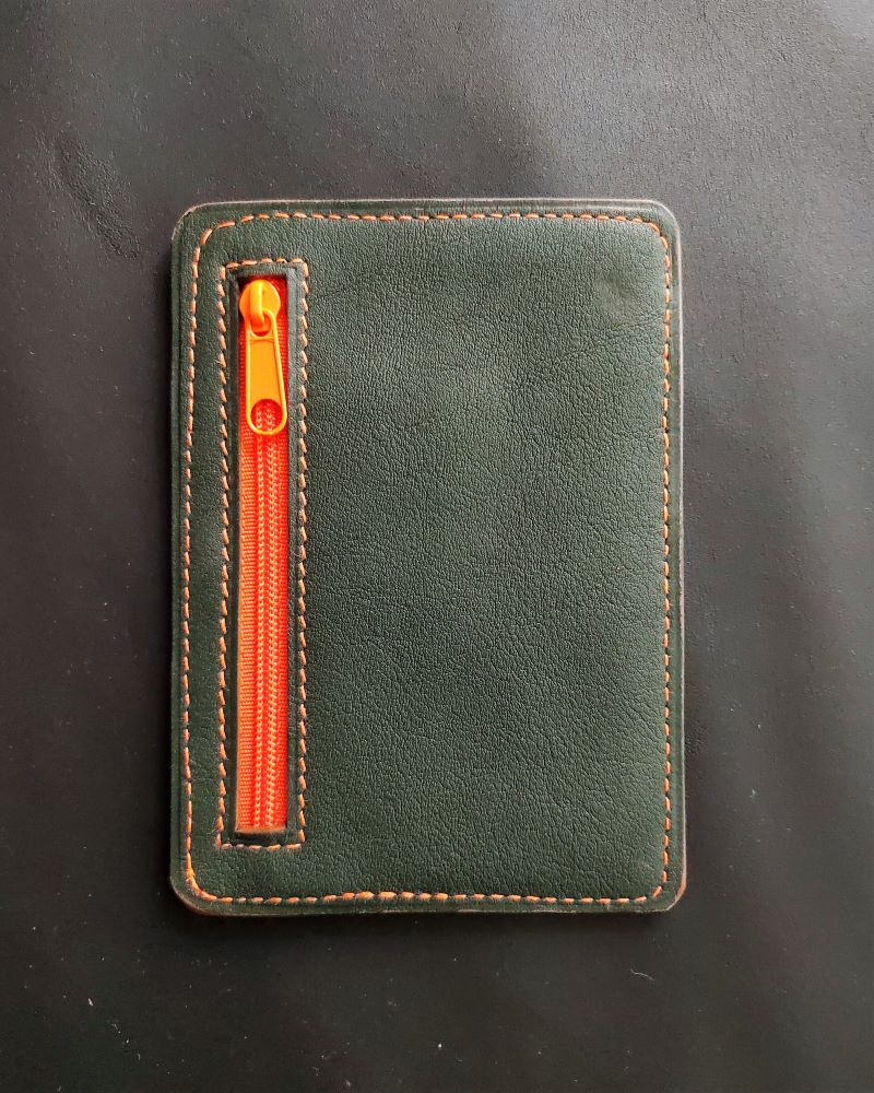 Porte cartes bancaire et carte d'identité en cuir vert et orange maroquinerie artisanale française Lyon