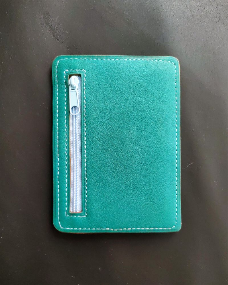 Porte cartes bancaire et carte d'identité en cuir vert et bleu maroquinerie artisanale française Lyon