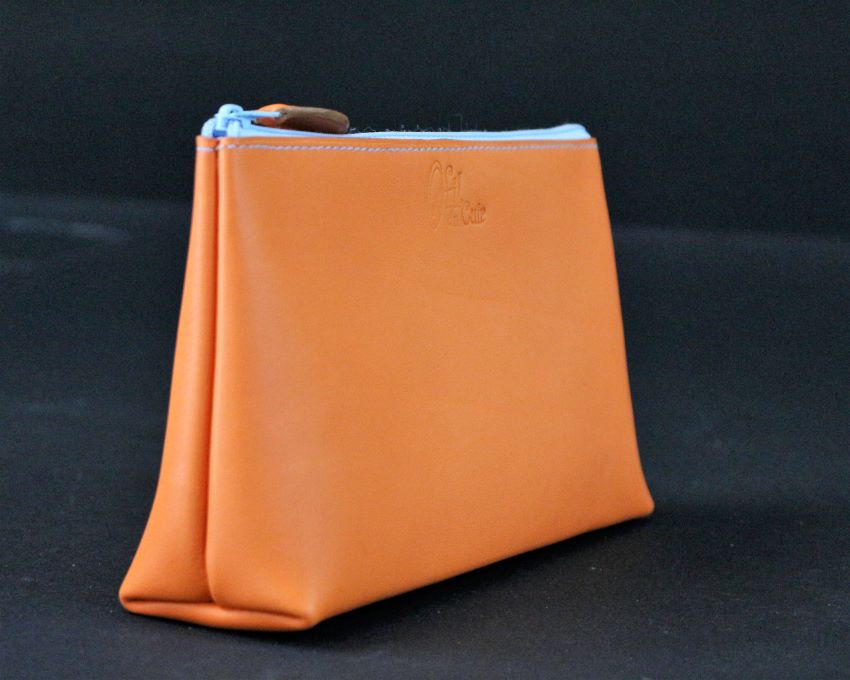 https://www.ofilducuir.com/wp-content/uploads/2020/06/Pochette-cuir-orange-sac-main-maroquinerie-ofilducuir.jpg