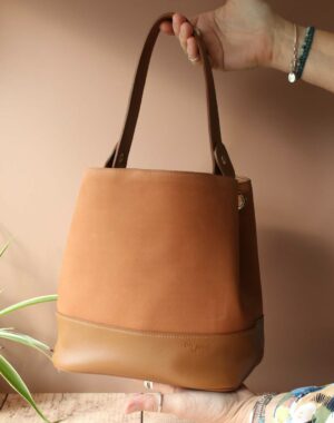 Sac à main seau en cuir Camel avec sa anse en cuir