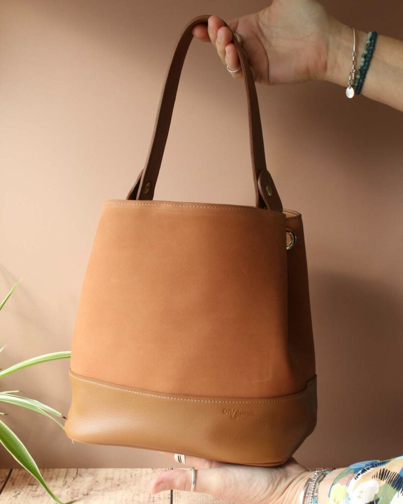 Sac à main seau en cuir Camel avec sa anse en cuir