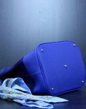 Sac à main en cuir bleu avec un fond rigide et clous de fond