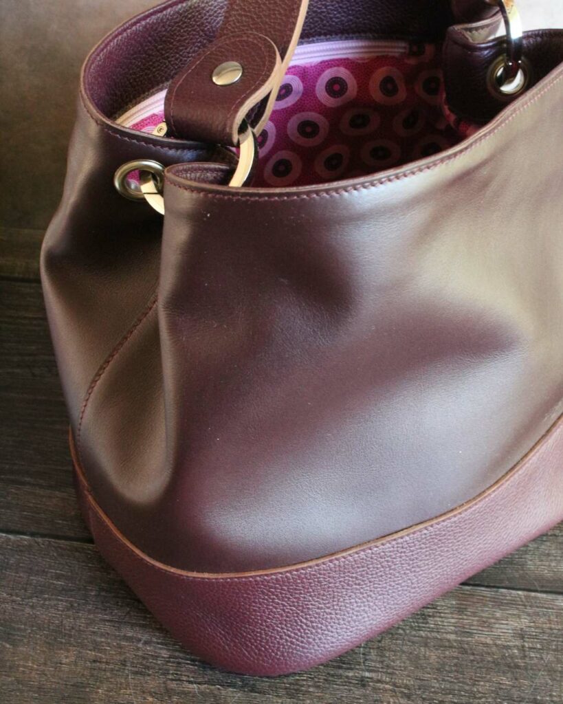 Sac prune en cuir lisse et grainé avec un intérieur coton rose