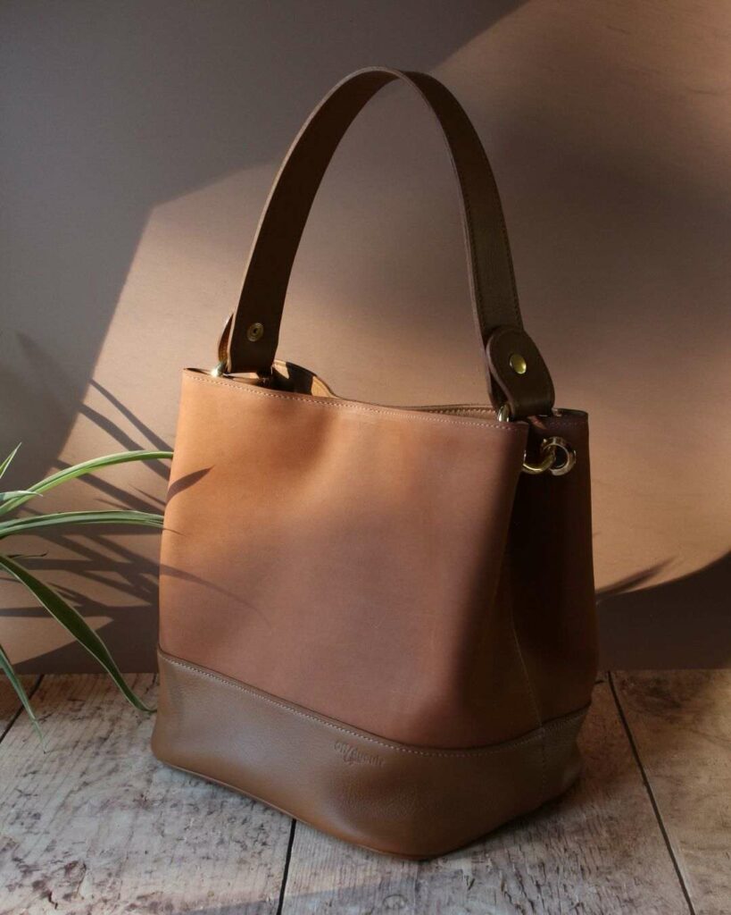 Sac en forme de seau en cuir Camel nubuck en haut et lisse en bas avec le fermoir en doré