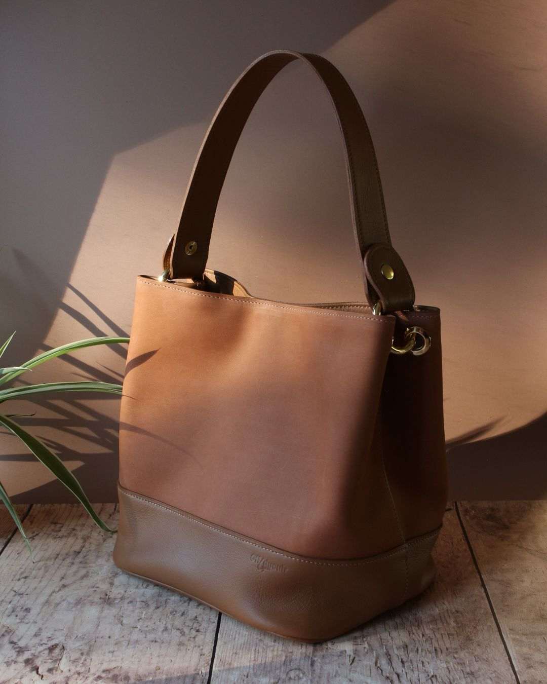 Sac-seau-Camel Sac en forme de seau en cuir Camel nubuck en haut et lisse en bas avec le fermoir en doré