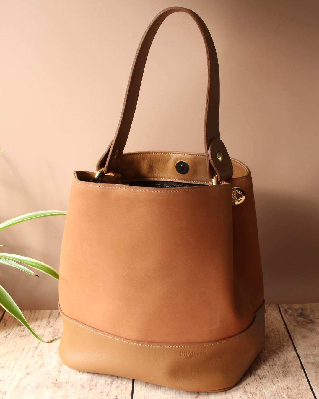 Sac-seau-Camel-en-cuir-pleine-fleur Sac seau Camel en cuir pleine fleur de nubuck avec sur la base du sac du cuir de veau lisse Camel