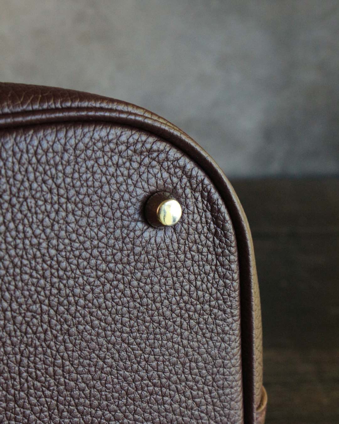Sac-seau-en-cuir-grainé Sac avec un fond en cuir grainé prune avec 5 pieds de sac nickelés