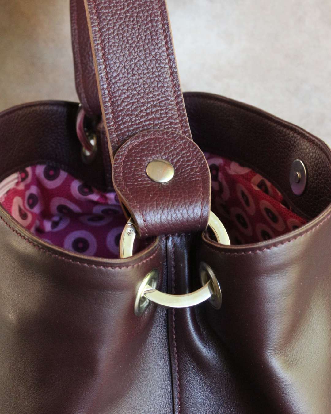 Sac-seau-en-cuir-prune Sac seau avec une anse en cuir amovible