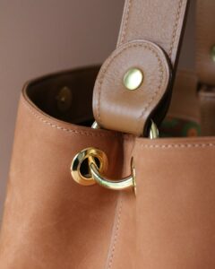Sac seau en cuir veau nubuck avec fermoir doré