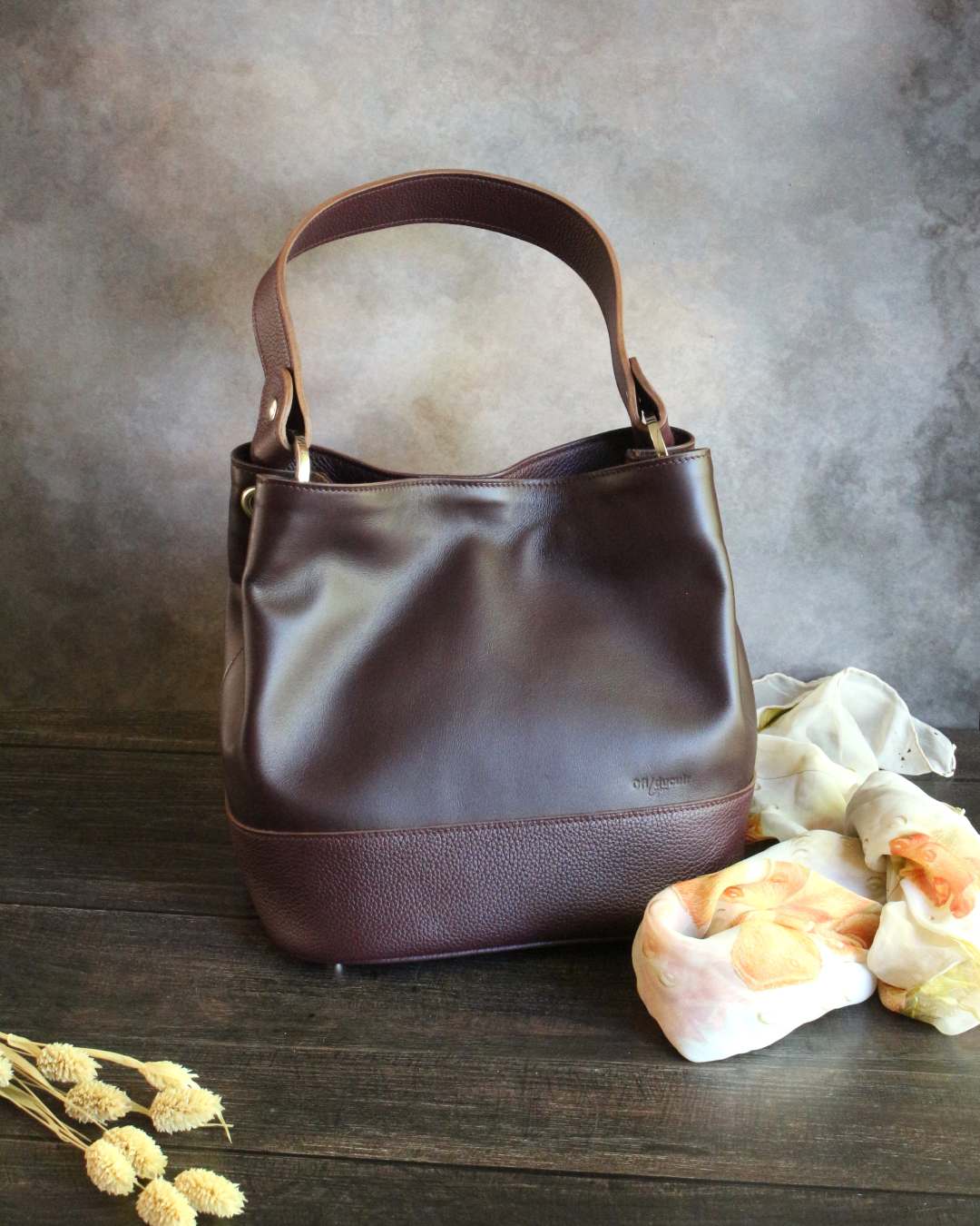 Sac-seau-prune-en-cuir Sac seau en cuir prune grainé et lisse